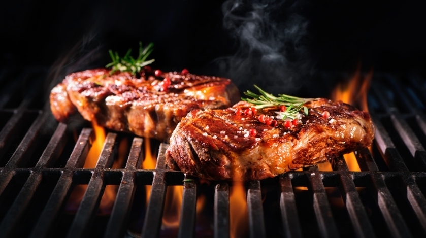 Cortes nobres na parrilla argentina com fogo e brasas